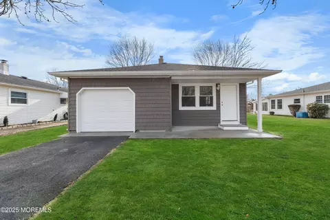 927 Jamaica Blvd, Toms River, NJ 08757