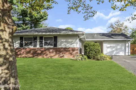 2 Avondale Ln, Aberdeen, NJ 07747
