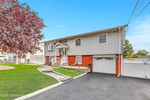 613 Texas Dr, Toms River, NJ 08753
