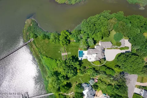 51 Blossom Cove Rd, Red Bank, NJ 07701