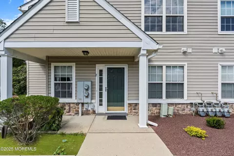 2 Lincoln Ct, Tinton Falls, NJ 07712