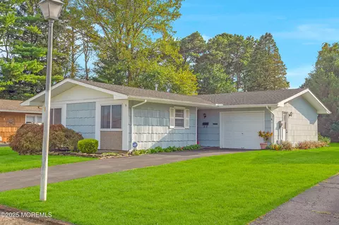 5 Gray Ln, Brick, NJ 08724
