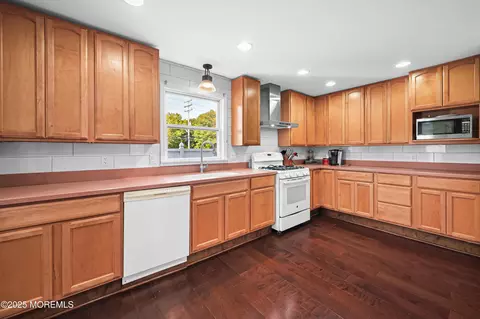 Kitchen - 557 Lloyd Rd #B, Hazlet, NJ 07730 photo 3 of 3