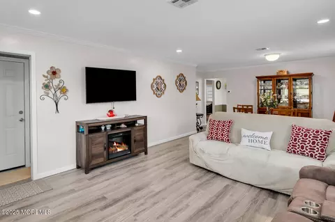 2 Capri Ct, Toms River, NJ 08757