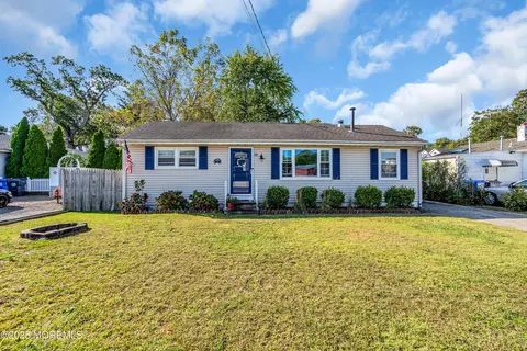 18 Lake Ave, Island Heights, NJ 08732