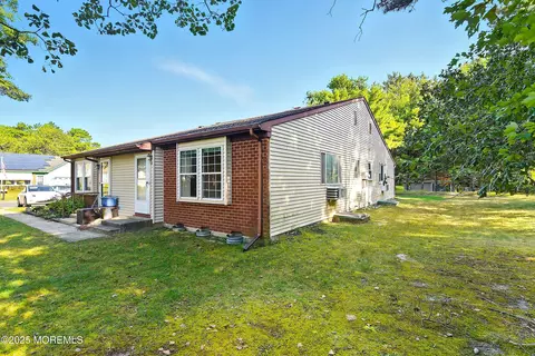 Exterior - 16 C Berkshire Rd #63, Whiting, NJ 08759 photo 4 of 5