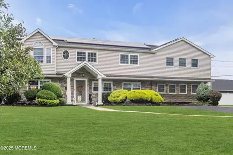17 Yorktowne Dr, Manalapan, NJ 07726