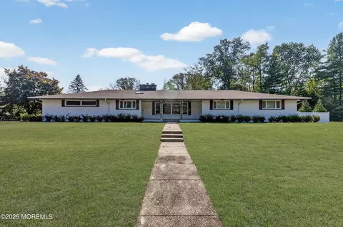 8 Lake Dr, Freehold, NJ 07728