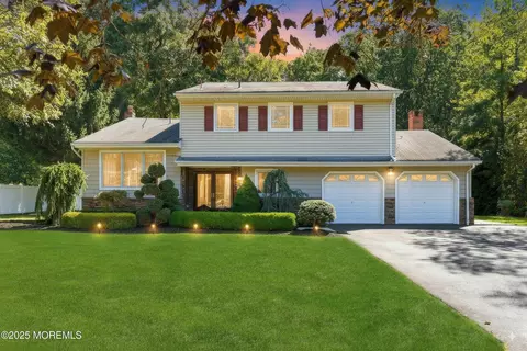 4 Vicksburg Dr, Manalapan, NJ 07726