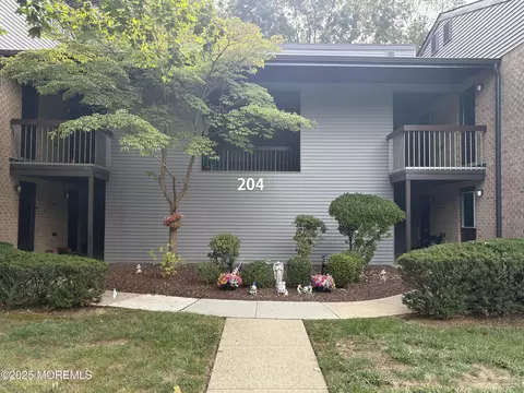 204 Covered Bridge Blvd #F, Manalapan, NJ 07726