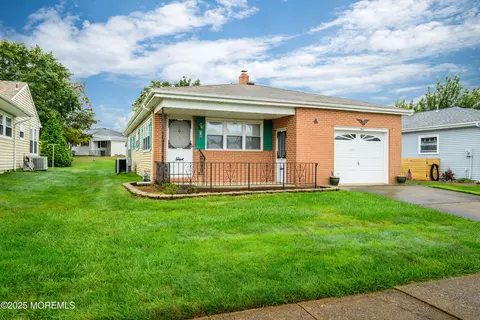 4 Puerto Vallarta St, Toms River, NJ 08757
