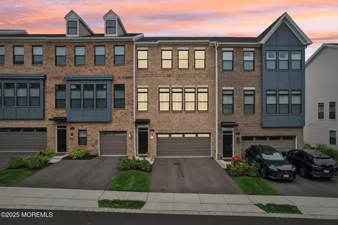 43 Valiant Ct, Middletown, NJ 07748