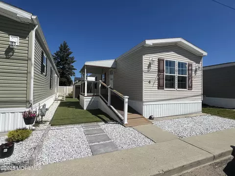 4 Mary Ann Ct, Keansburg, NJ 07734