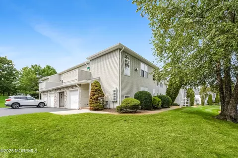 384 Deuce Dr, Wall, NJ 07719
