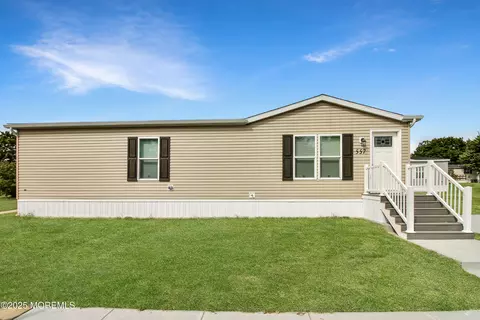 557 Sara Dr, Freehold, NJ 07728