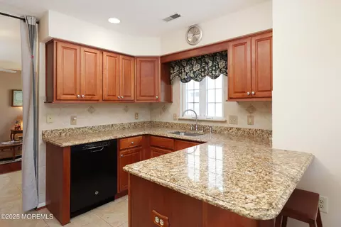 Kitchen - 39 Dowing Ln, Jackson, NJ 08527 photo 4 of 5