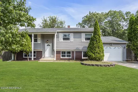 308 Colonial Dr, Toms River, NJ 08753