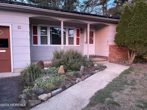 10 Woodbury Ct, Toms River, NJ 08757