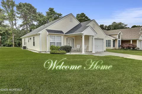 558 Waterford Dr, Manchester, NJ 08759
