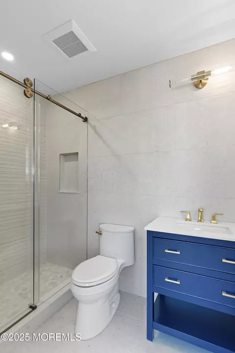 Bath - 7 E 77th St, Harvey Cedars, NJ 08008 photo 4 of 7