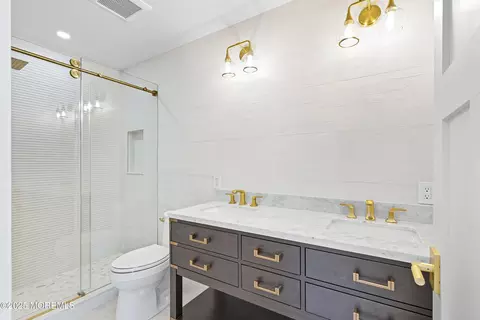 Bath - 7 E 77th St, Harvey Cedars, NJ 08008 photo 5 of 7
