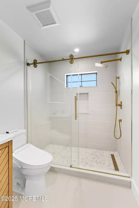 Bath - 7 E 77th St, Harvey Cedars, NJ 08008 photo 2 of 7
