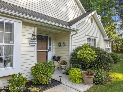 14 Skylark Ln, Lakewood, NJ 08701