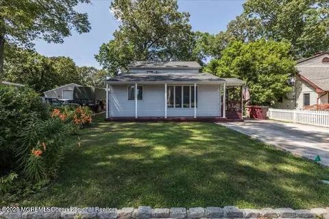 221 Riverside Dr, Bayville, NJ 08721
