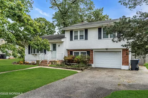 17 Ridgewood Dr, Toms River, NJ 08755