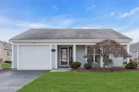 25 Greenwich Ave, Manchester, NJ 08759