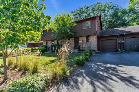 7 Cardinal Ln, Howell, NJ 07731