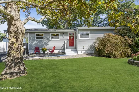 30 Lafayette Dr, Hazlet, NJ 07730