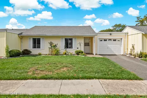 25 Pitman Rd #B, Monroe, NJ 08831