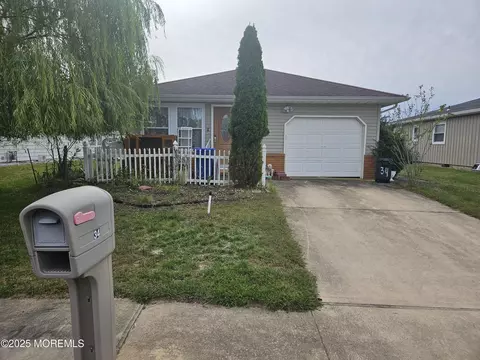34 Tortola St, Toms River, NJ 08757