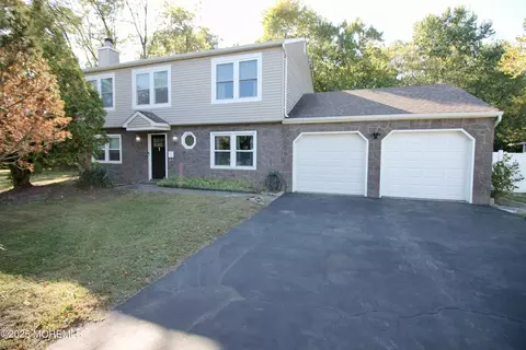 1 Kings Mountain Rd, Freehold, NJ 07728
