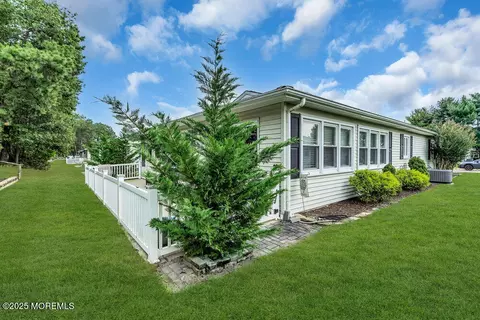 Exterior - 16 Thames Pl, Brick, NJ 08723 photo 5 of 6