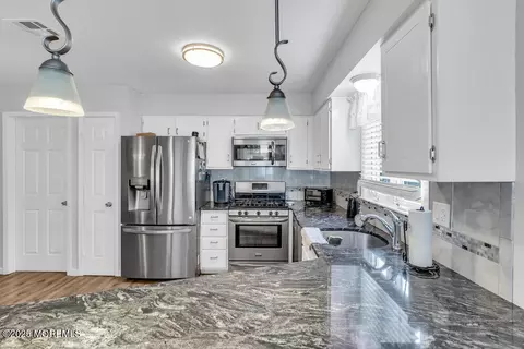Kitchen - 16 Thames Pl, Brick, NJ 08723 photo 2 of 3