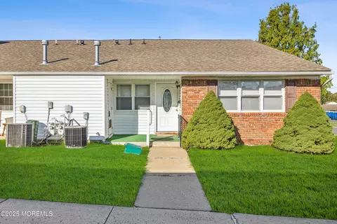 11 Maine Ct, Matawan, NJ 07747
