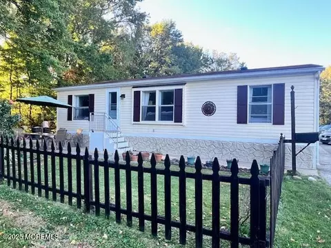 49 Pine Creek Vlg, Hazlet, NJ 07730