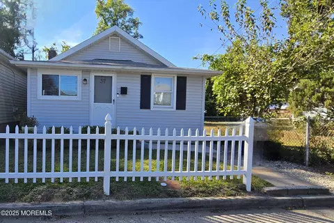 37 Ohio Ave, Middletown, NJ 07748