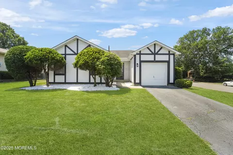 29 Coventry Ter, Marlboro, NJ 07746
