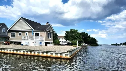 4 Fontainebleau Dr, Brick, NJ 08723