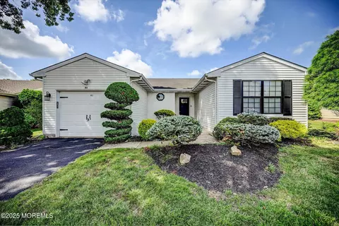 41 Lakeview Dr, Marlboro, NJ 07746