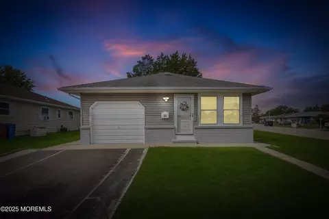 25 Saint Martin Pl, Toms River, NJ 08757