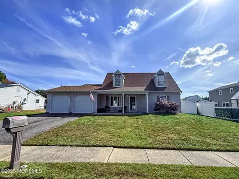 7 Cherry Bend Dr, Howell, NJ 07731