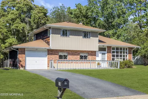 18 Orchard Ct, Howell, NJ 07731