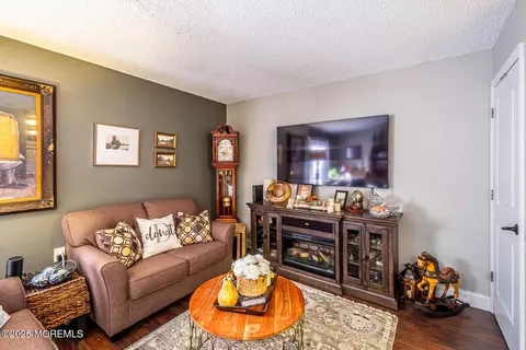 401 Daffodil Dr, Jackson, NJ 08527