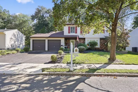 10 Colonial Ct, Howell, NJ 07731