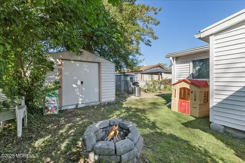 81 River Dr, Toms River, NJ 08753