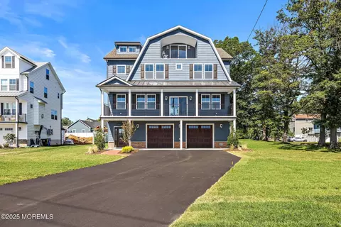 2 Lydia Pl, Middletown, NJ 07748